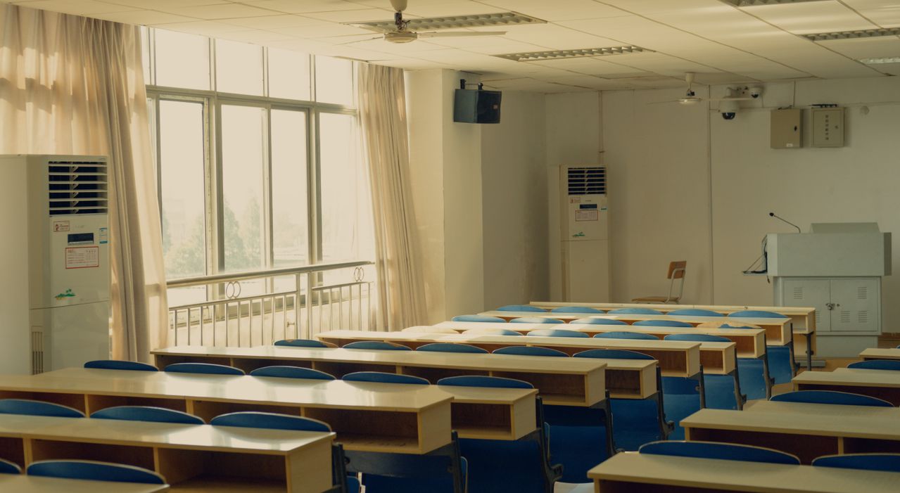 교육 공간의 책상과 의자 - 참고 이미지